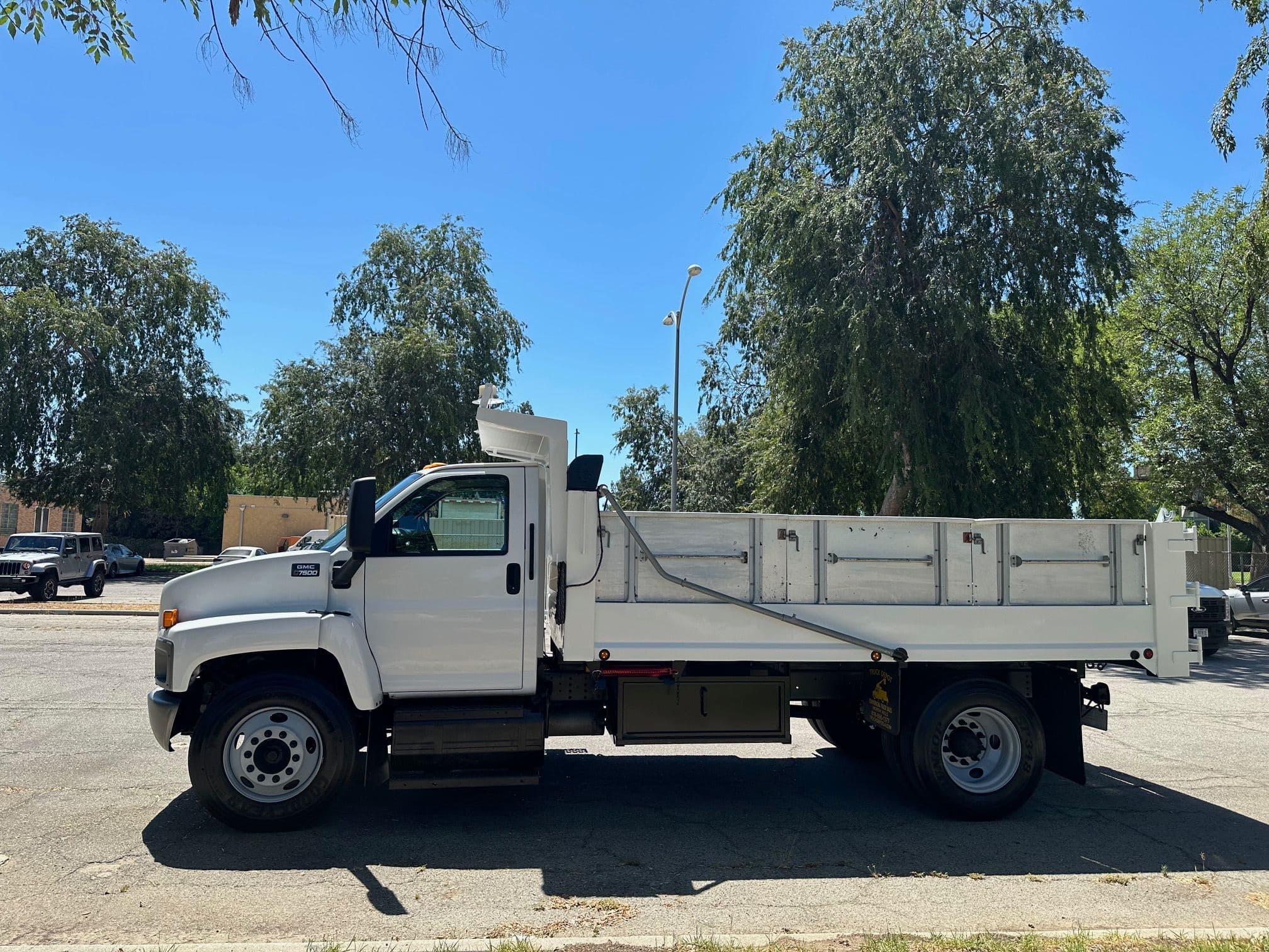 2009 GMC TOPKICK C7500 Dump Truck image 11