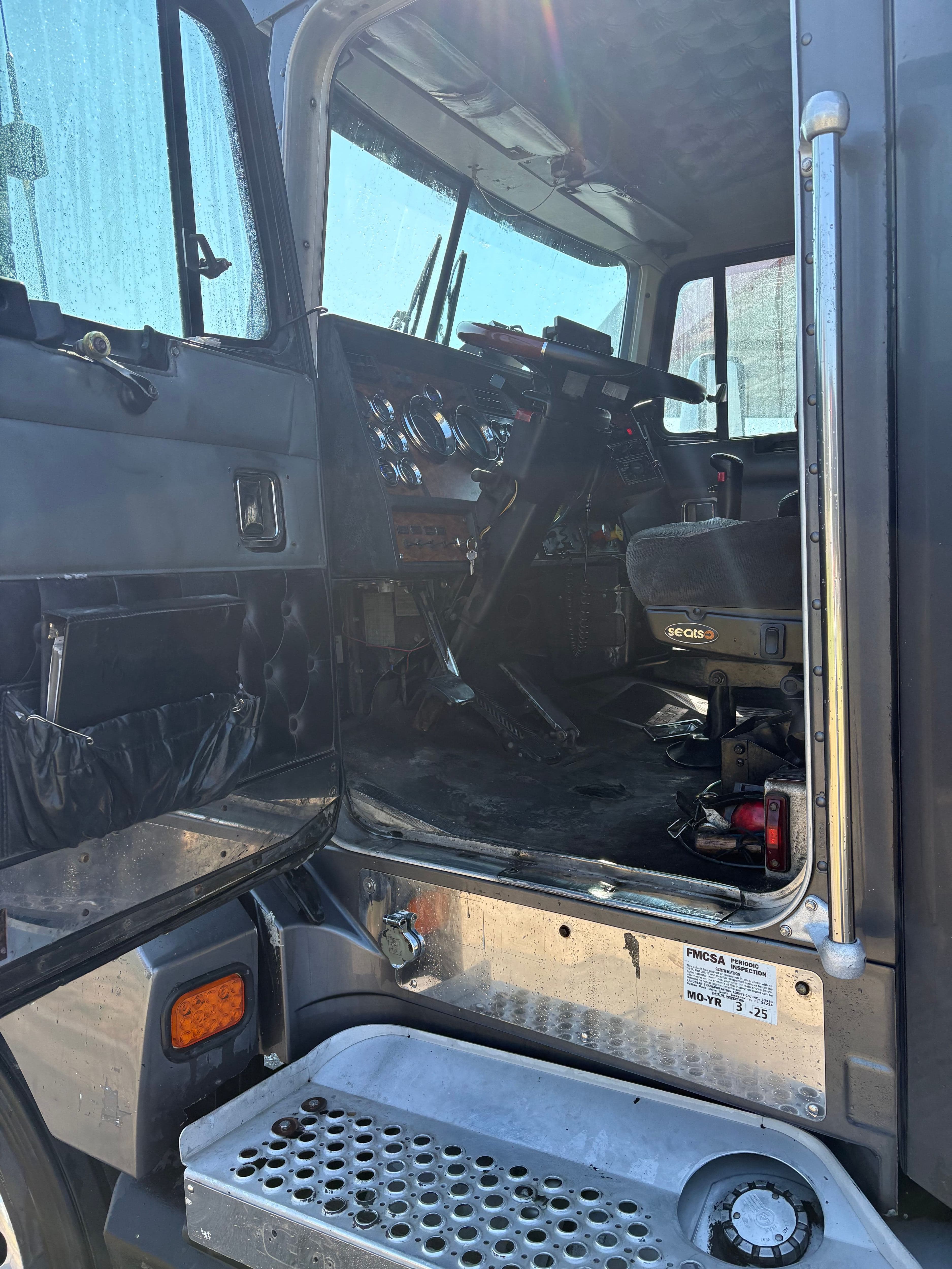 1999 Kenworth T600 image 2