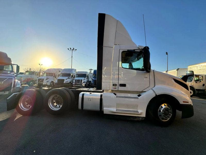 2020 Volvo VNL image 4