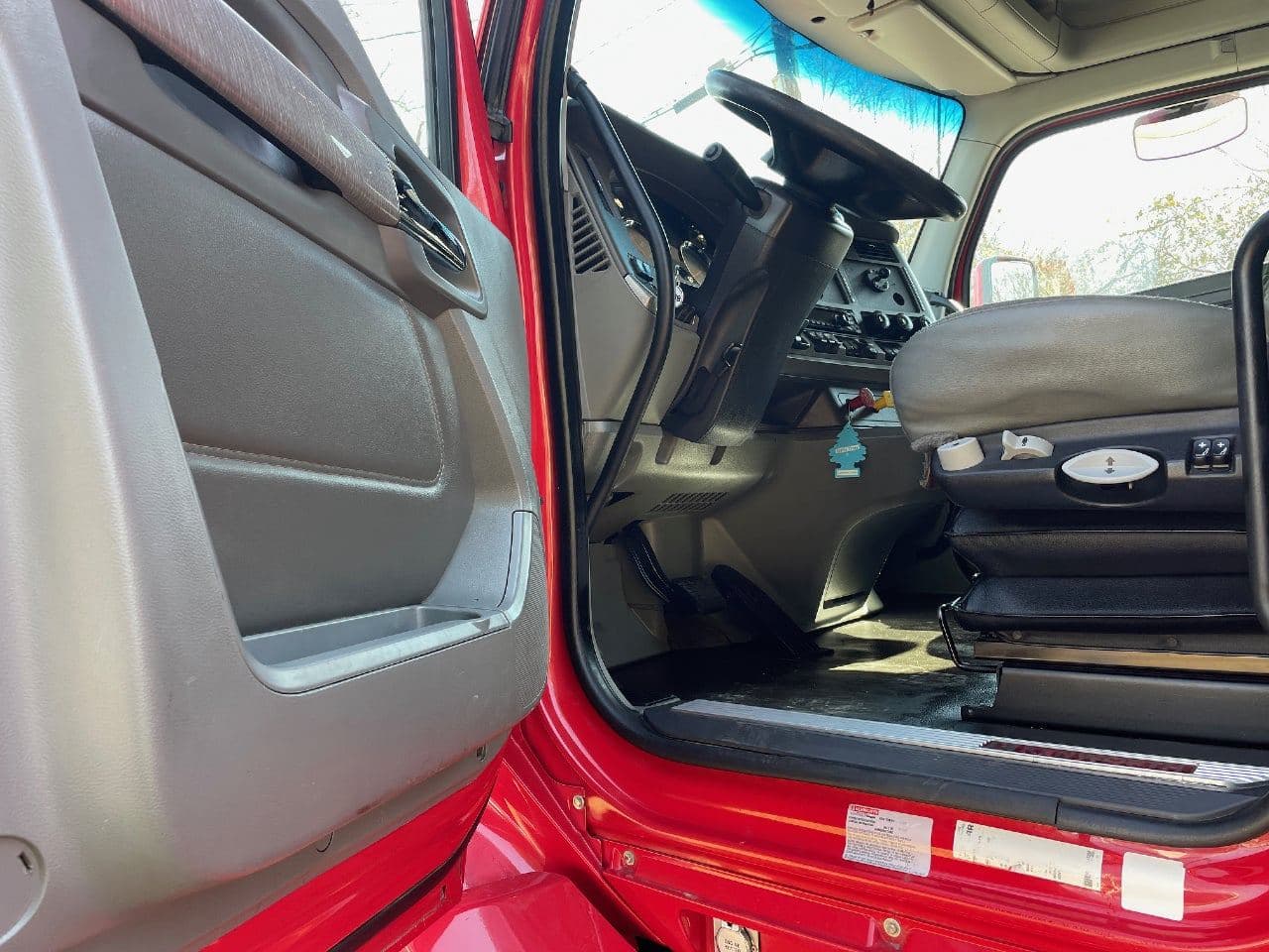 2018 Kenworth T680 image 15