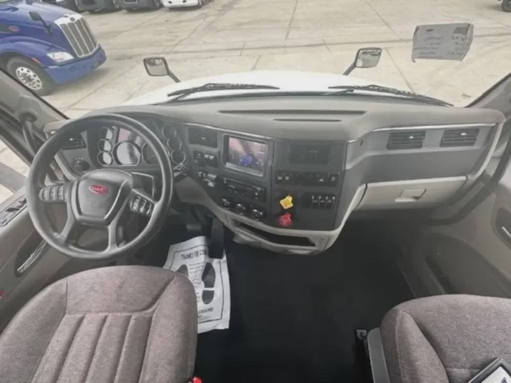 2022 Peterbilt 579 image 2