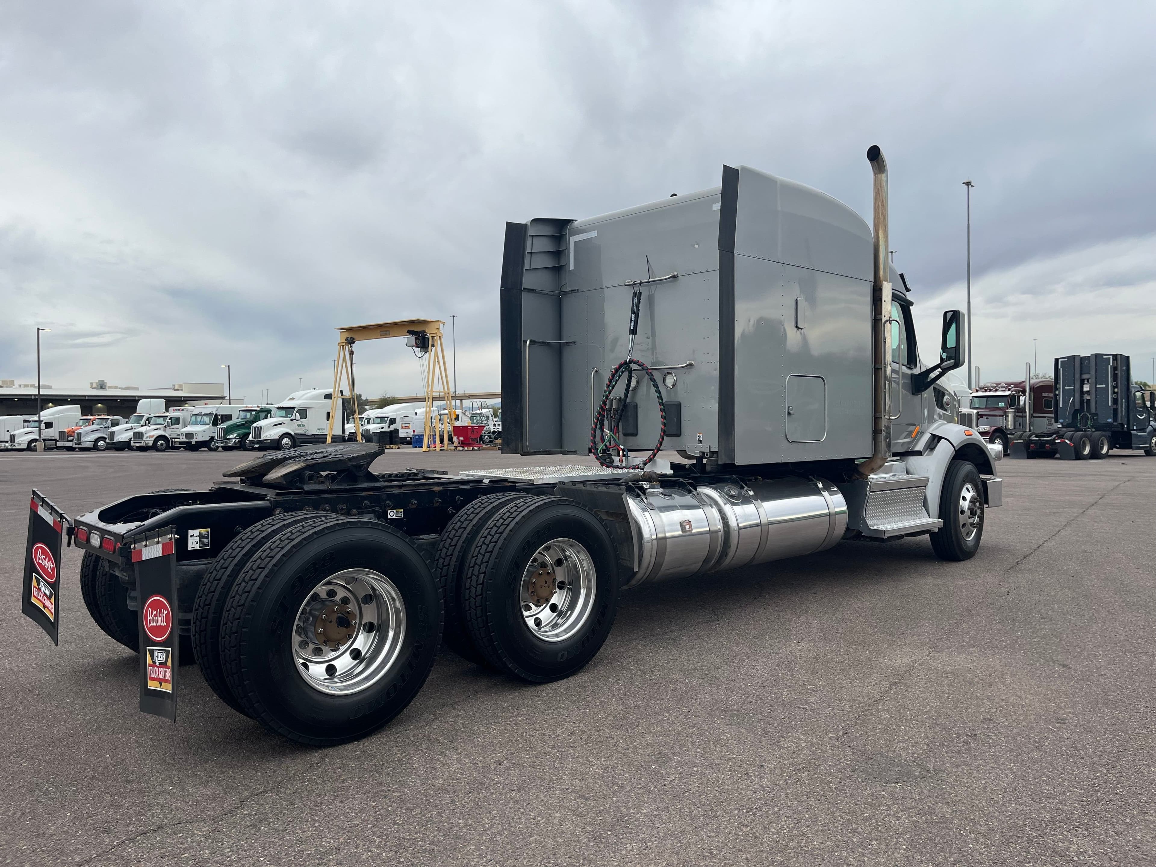 2021 Peterbilt 567 image 2