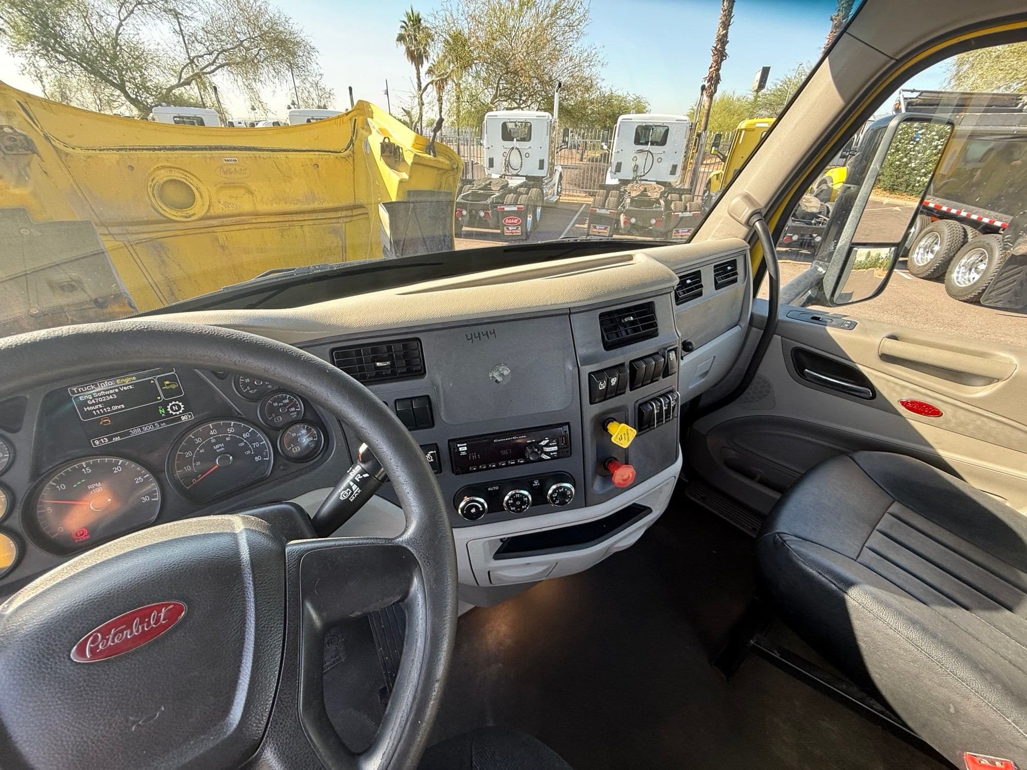 2021 Peterbilt 579 image 13