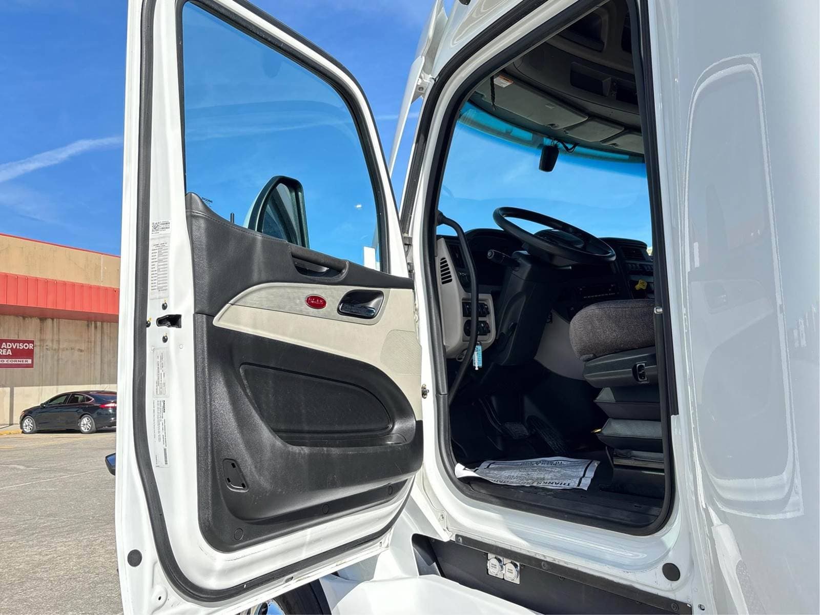2023 Peterbilt 579 image 5