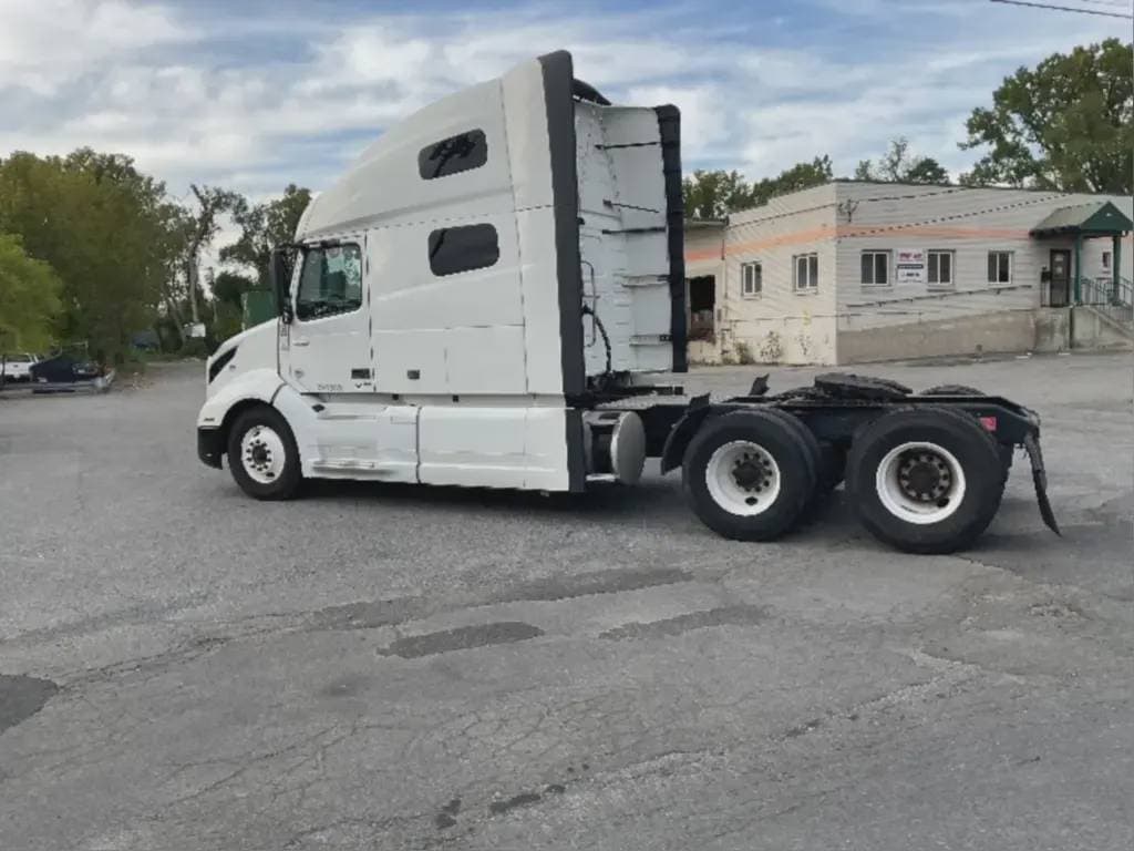 2022 Volvo VNL image 5