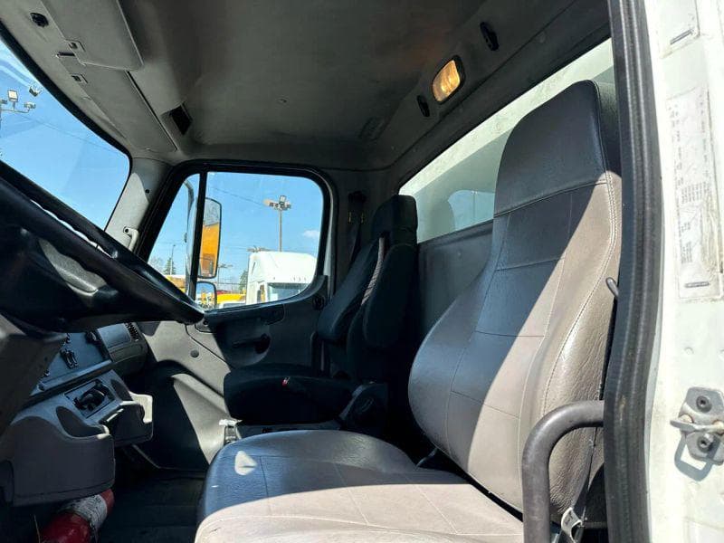 2017 Freightliner M2 106 image 19