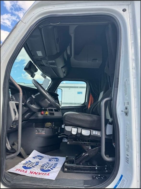 2022 Freightliner Cascadia image 7