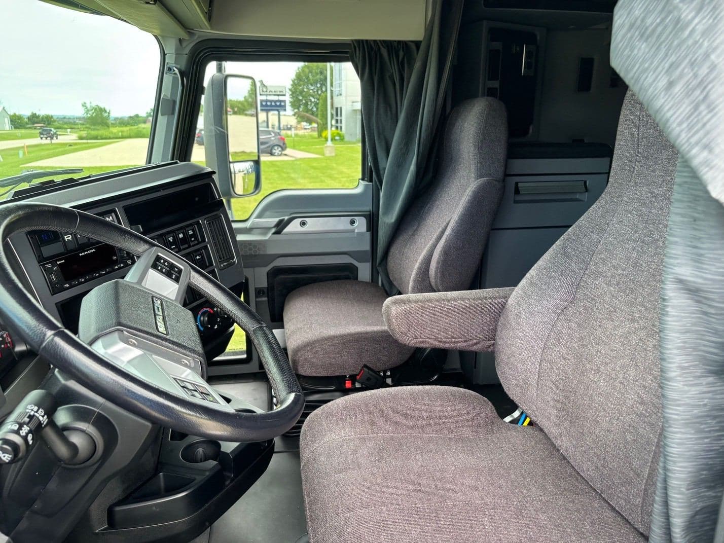 2023 Mack Anthem image 9