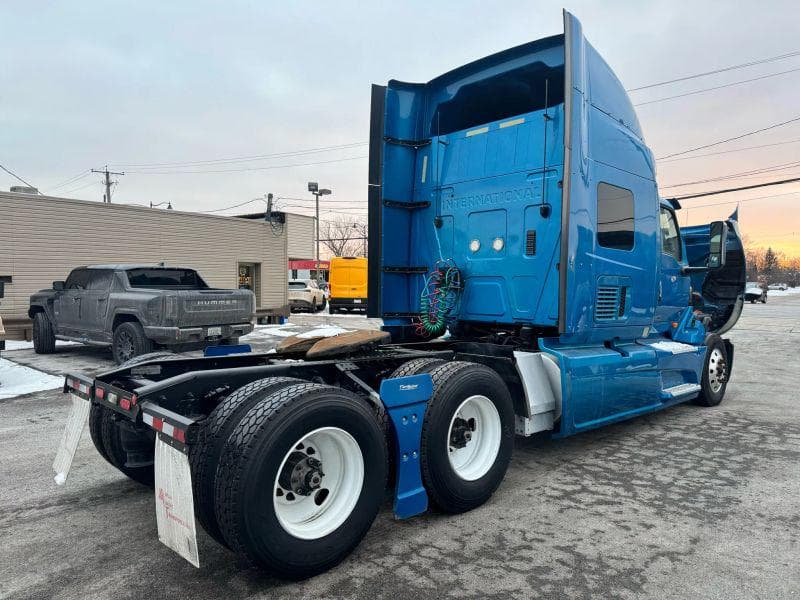 2019 International LT image 9