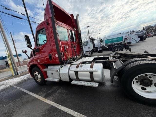 2017 Freightliner Cascadia 113 image 2