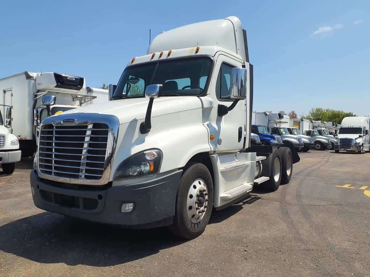 Used 2019 FREIGHTLINER Conventional - Day Cab - CASCADIA 125 image 1