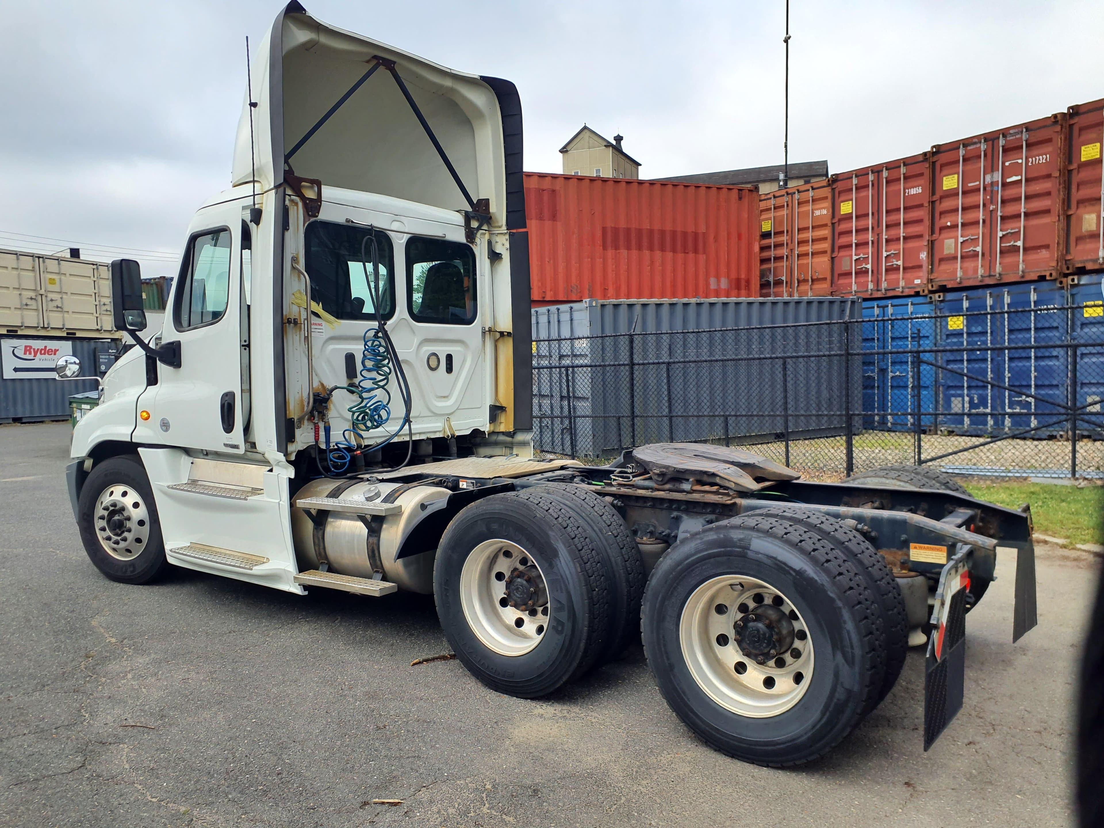 Used 2019 FREIGHTLINER Conventional - Day Cab - CASCADIA 125 image 4