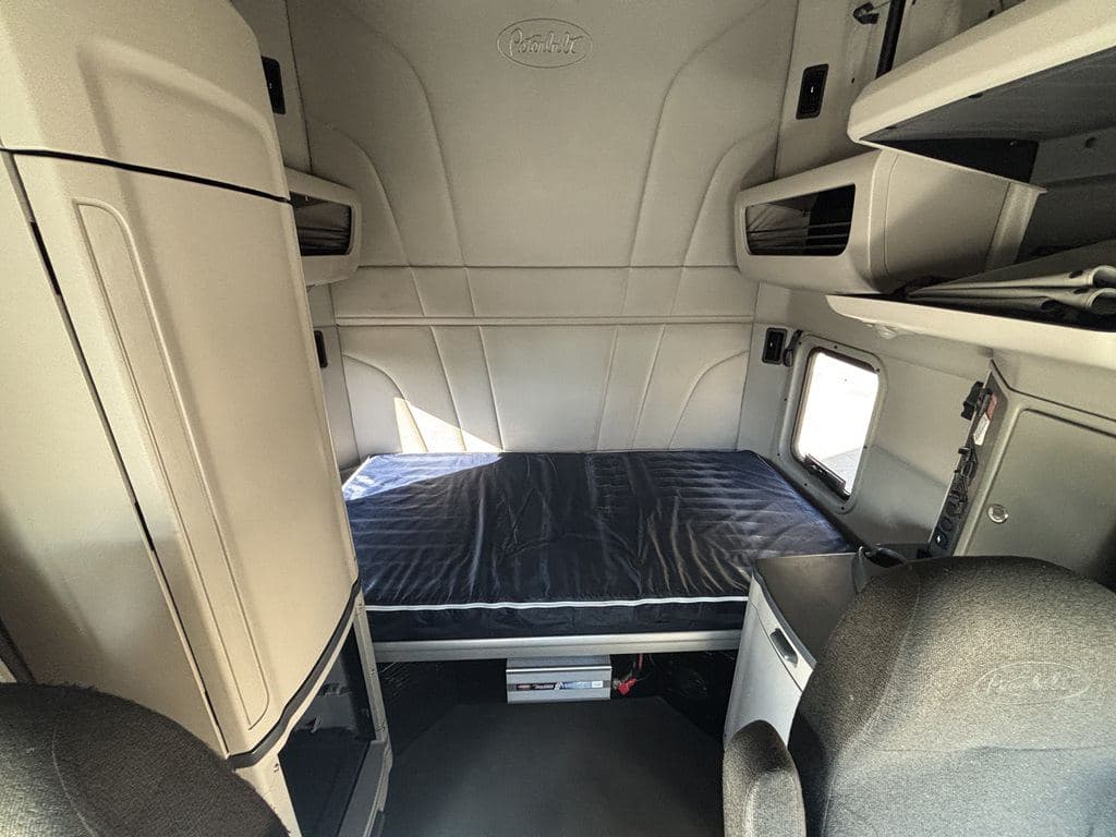 Used 2024 PETERBILT 579 image 20