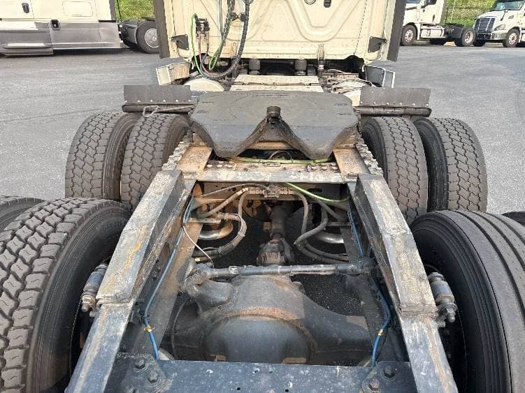 2019 Freightliner Cascadia 126 Day Cab Truck - 435HP, 12 Speed Automatic image 6