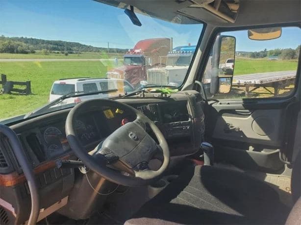 2006 VOLVO VNM42T200 image 4