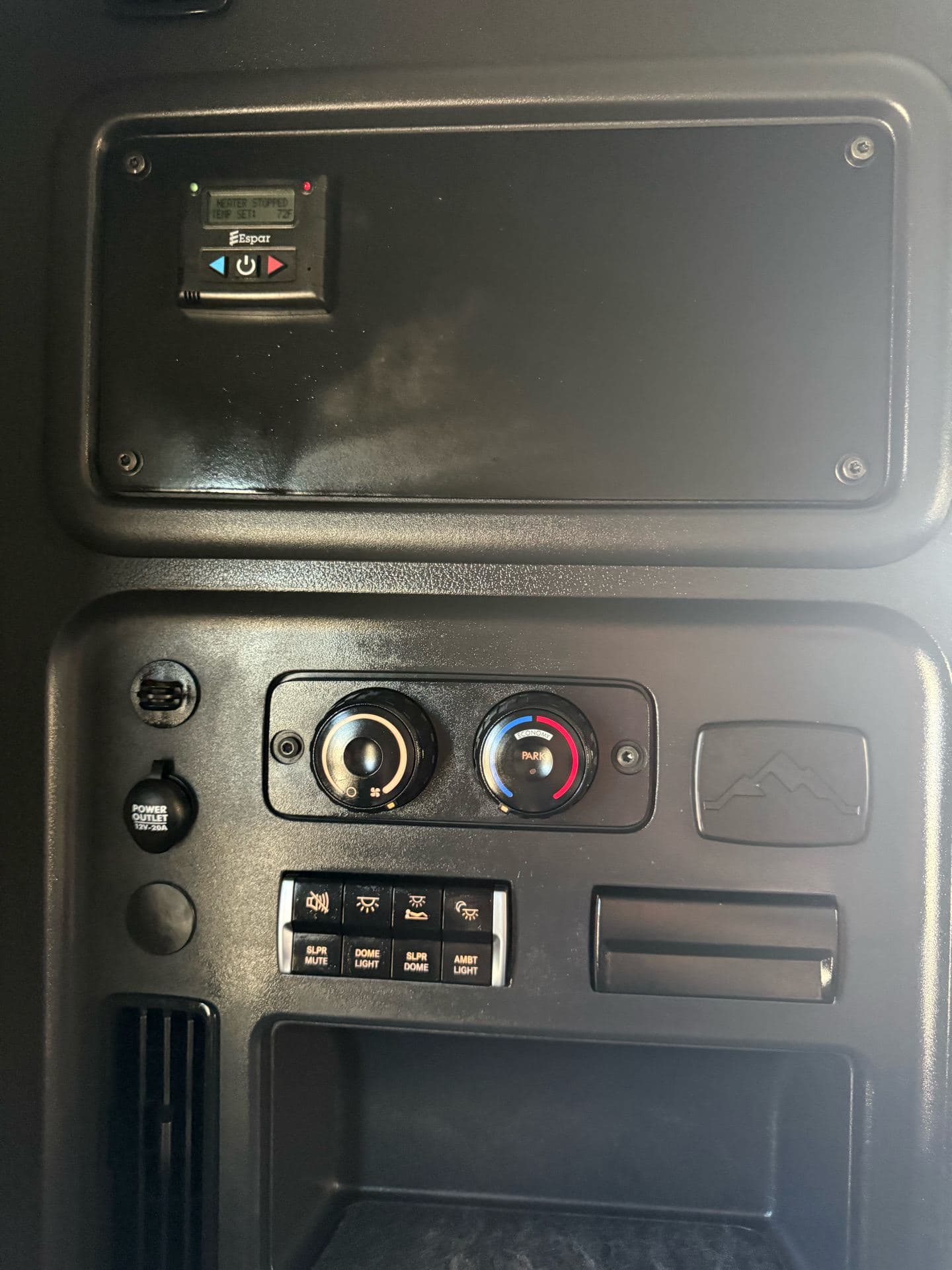 2023 Freightliner - 438k - 14k Hours! image 16