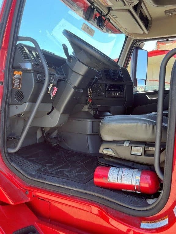 2023 Volvo VNL64T760 image 7