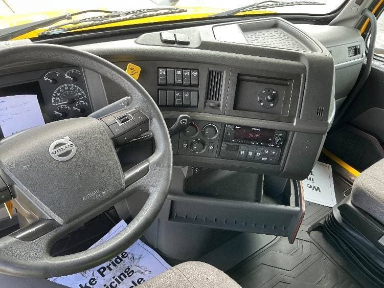 2022 Volvo VNL image 9