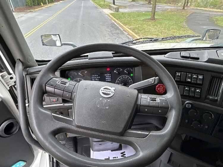 2023 Volvo VNL64760 image 6