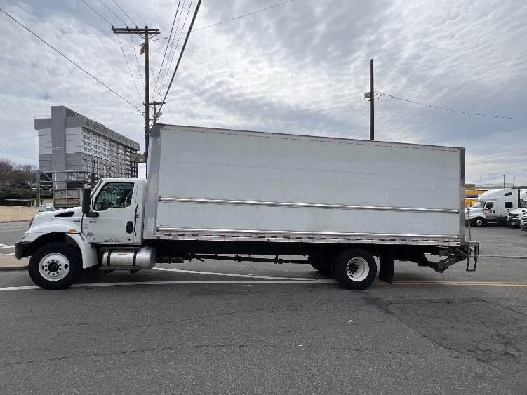 2022 International MV607 Box Truck - 220HP, 6 Speed Automatic, Roll up Door image 4
