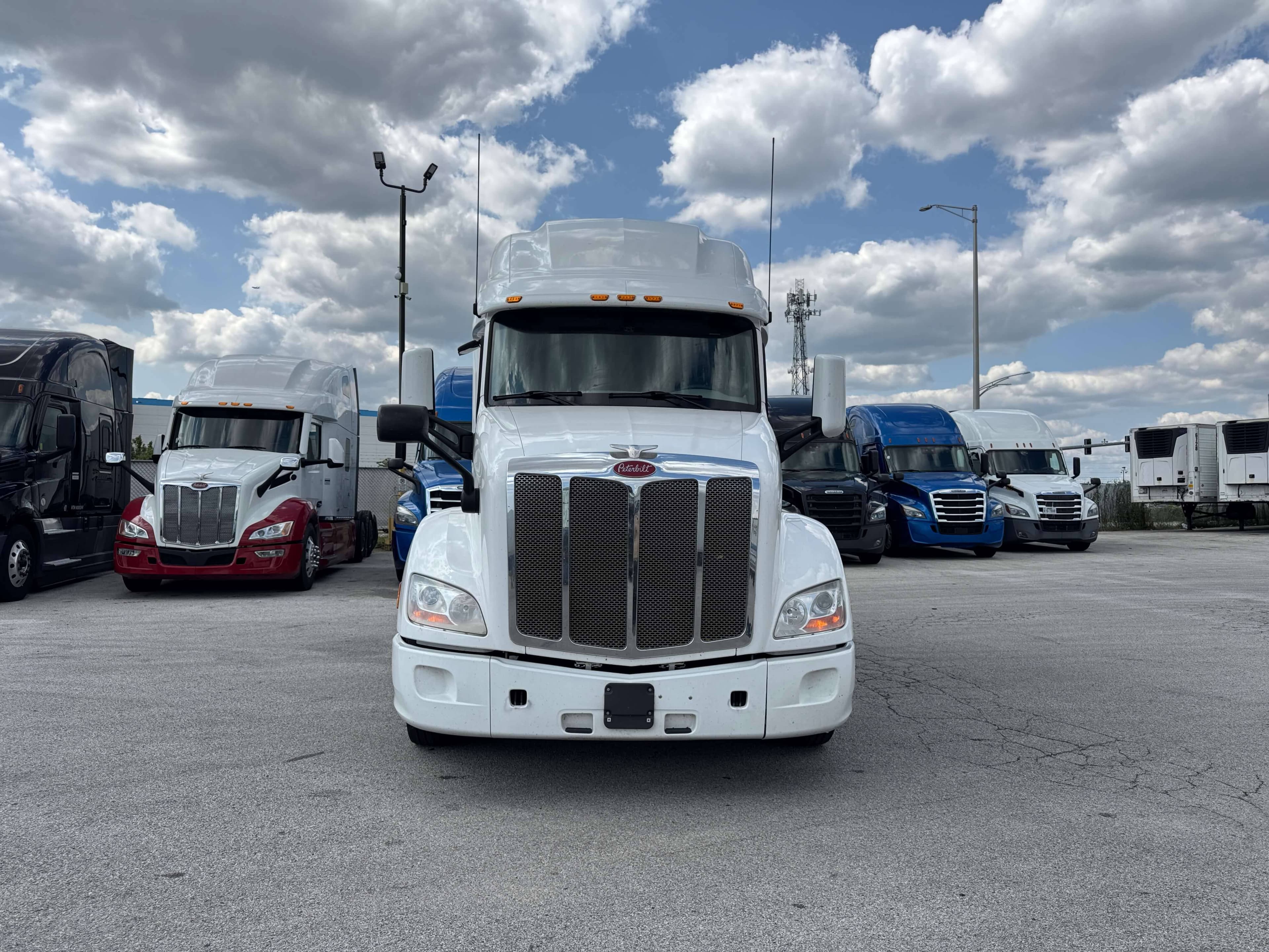 2022 Peterbilt 579 image 2
