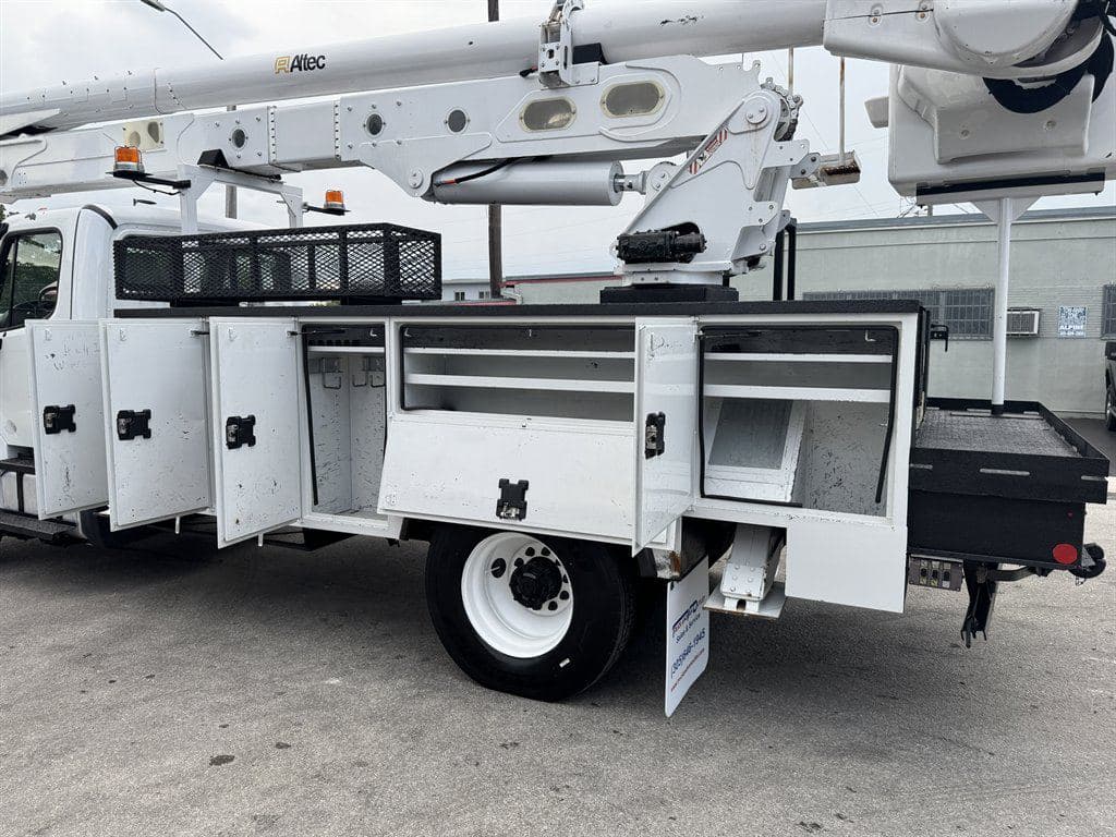 2018 Freightliner M2-106 image 24