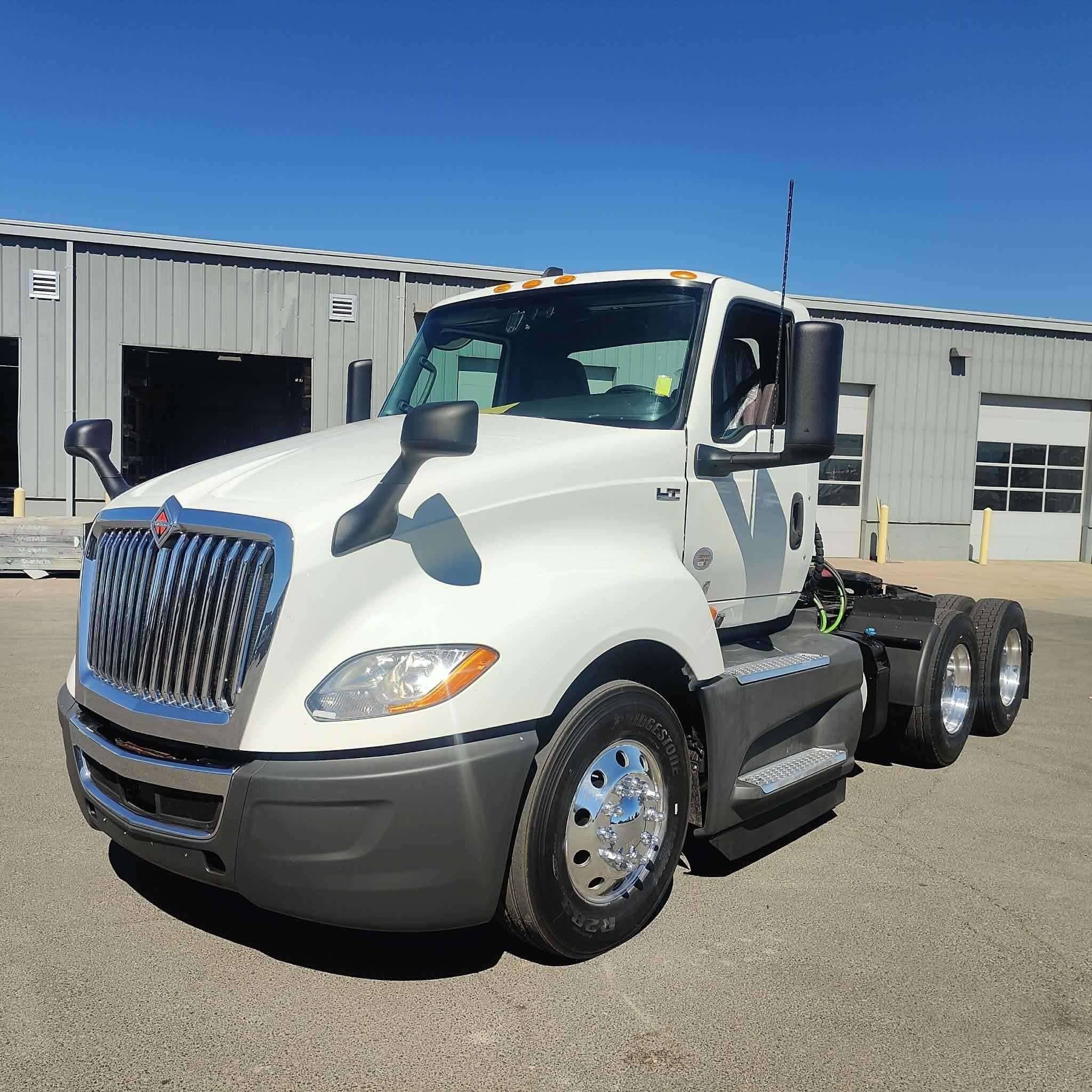 2021 International LT625 image 1