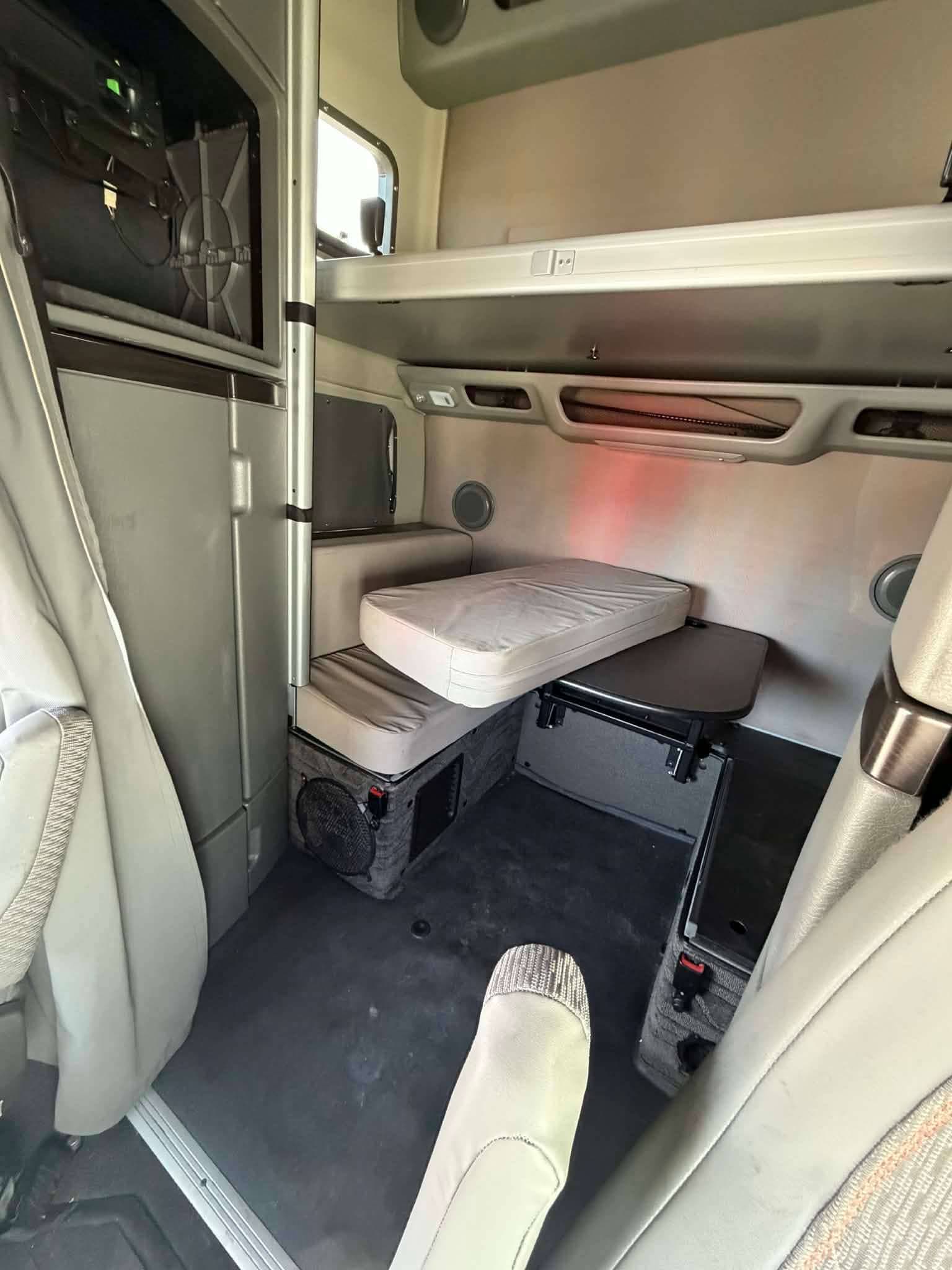 2024 Volvo VNL image 4