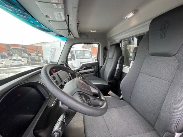 2025 Kenworth T880 image 8