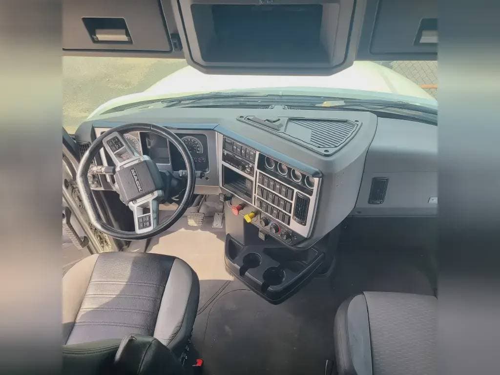 Used 2020 MACK Conventional - Sleeper Truck image 3