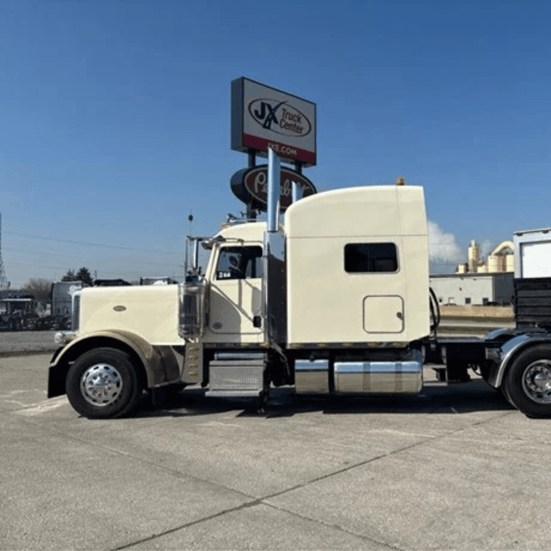 2022 Peterbilt 389 image 3