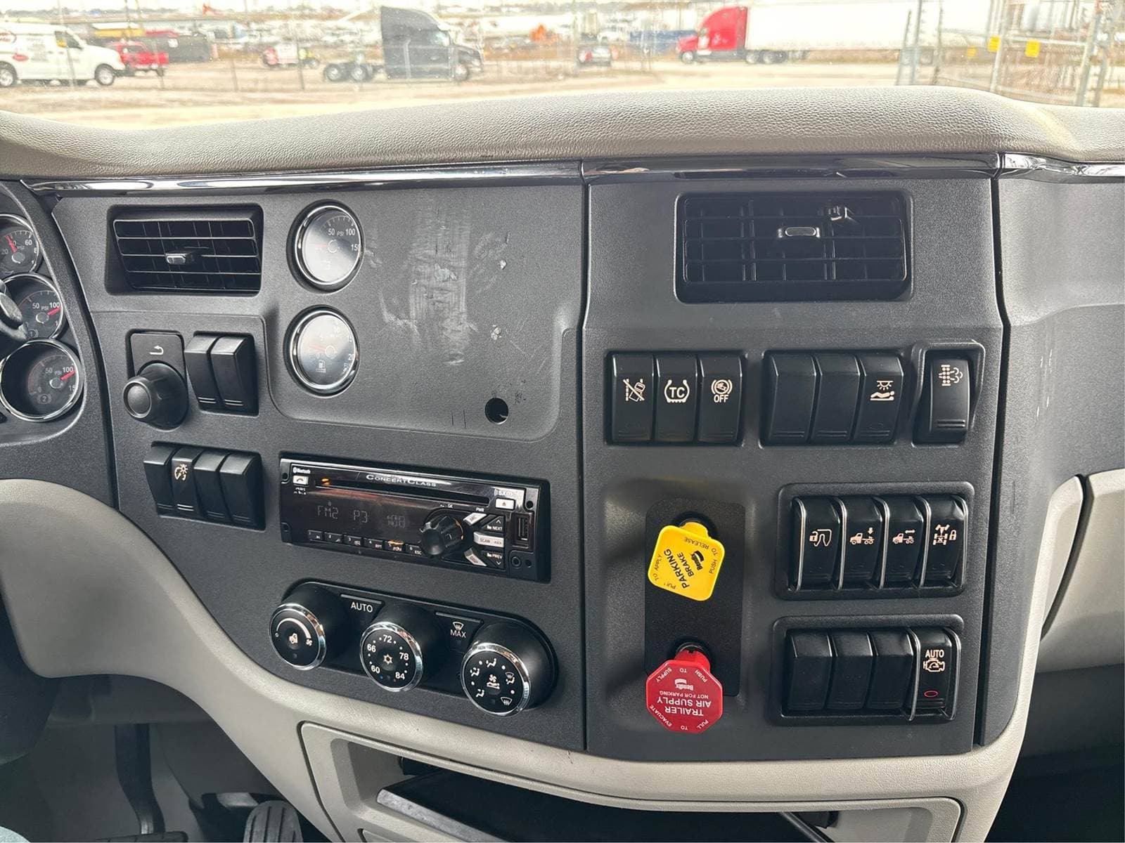 2021 Peterbilt 579 image 11