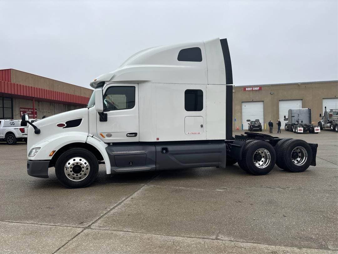 2021 Peterbilt 579 image 2