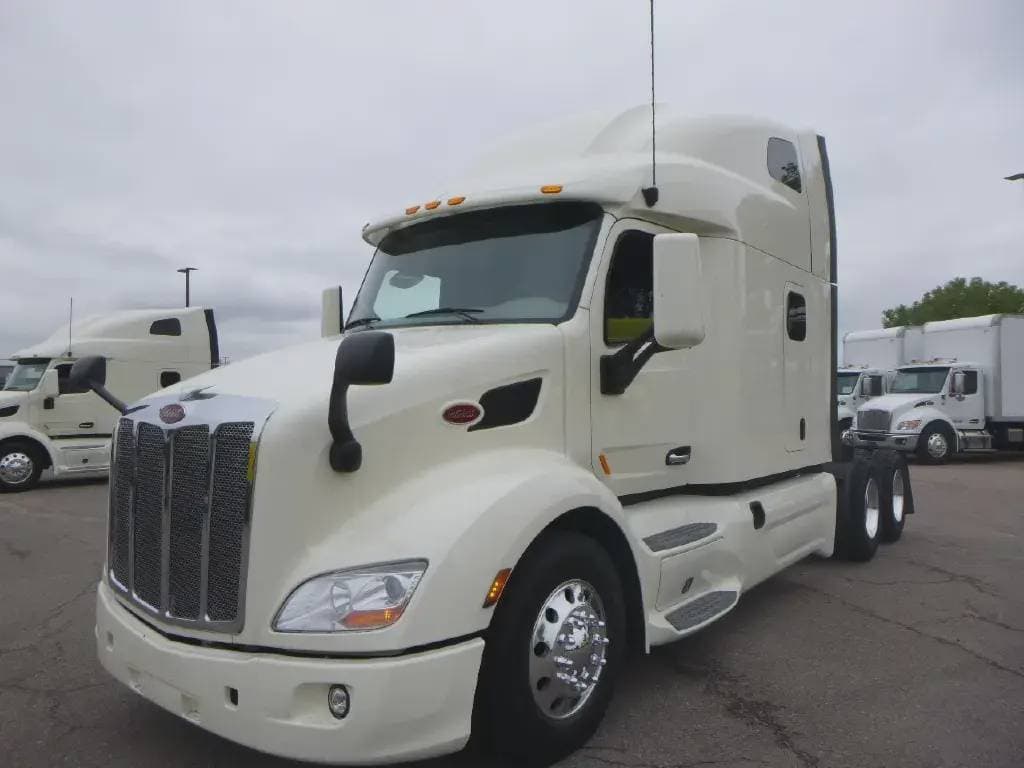 2022 Peterbilt 579 image 2