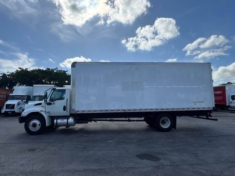 2022 International MV607 Box Truck - 220HP, 6 Speed Automatic, Swing Door image 4