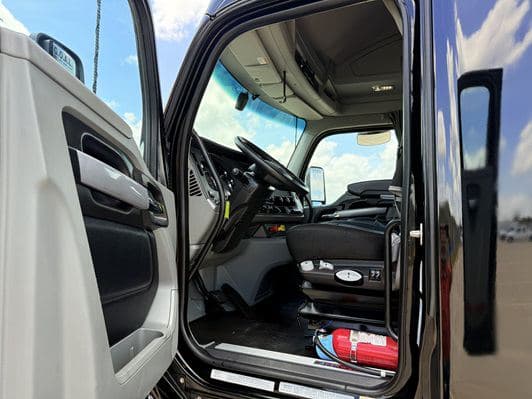 2022 Kenworth T680 image 10