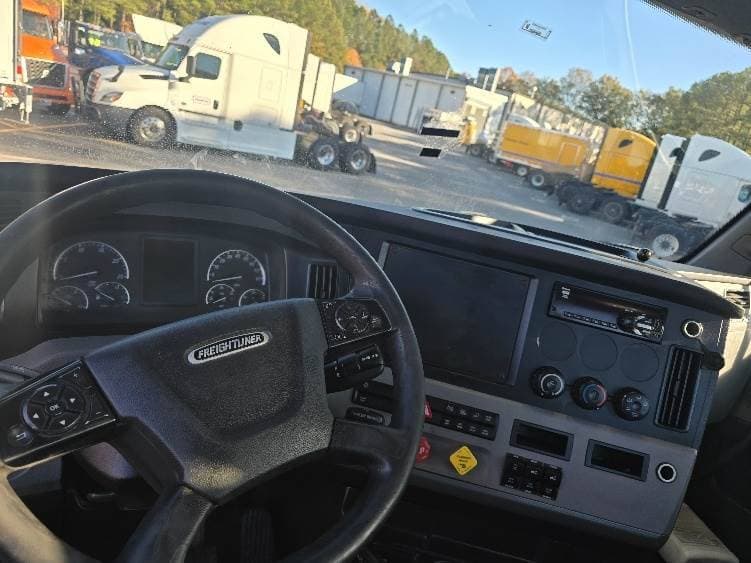 2019 Freightliner Cascadia 126 Day Cab Truck - 450HP, 12 Speed Automatic image 11