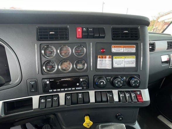 2025 Kenworth T880 image 17