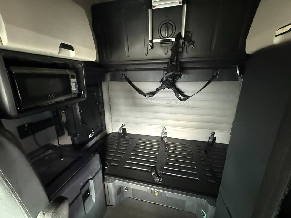2020 Freightliner Cascadia image 11