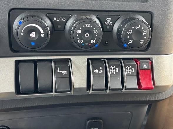 2025 Kenworth T880 image 16