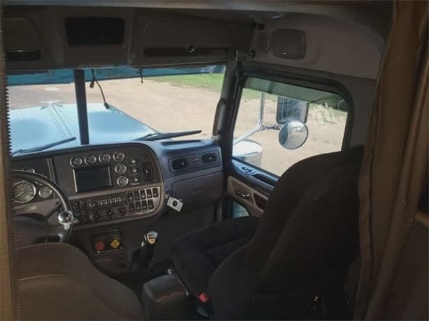 2016 PETERBILT 389 image 10