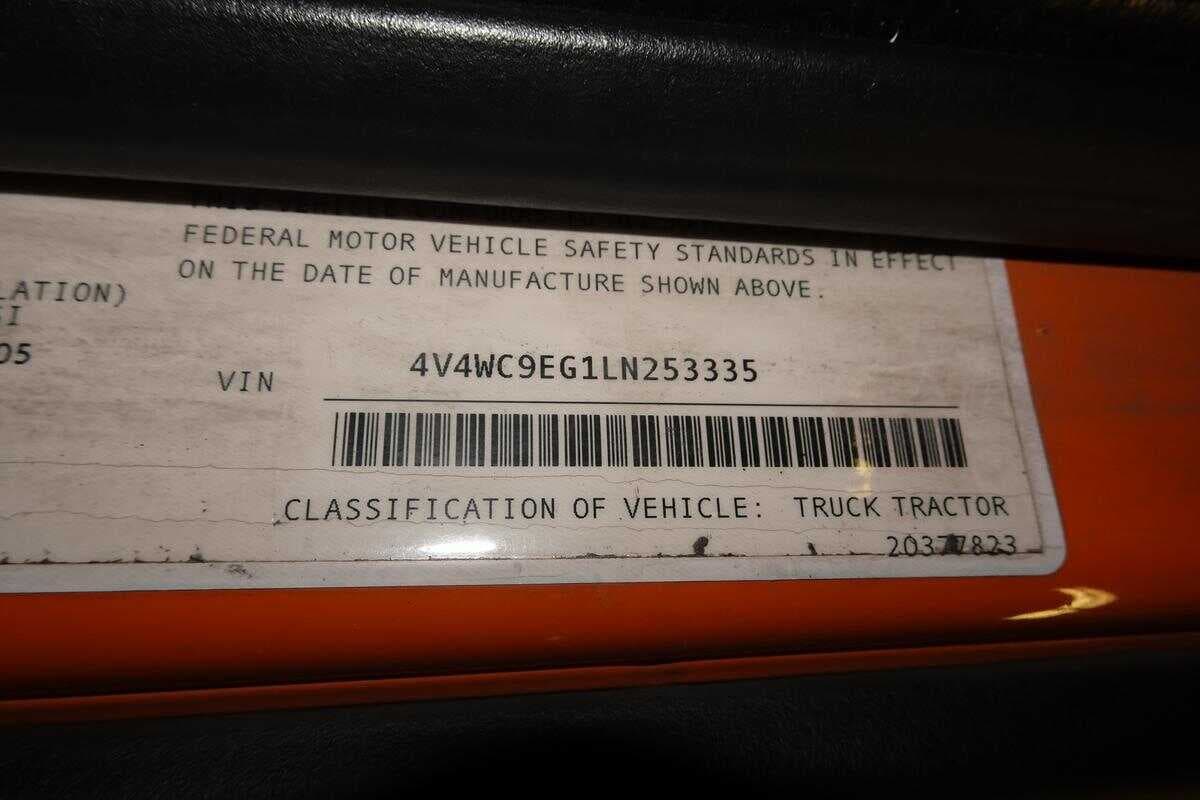 2020 Volvo VNR640 image 12