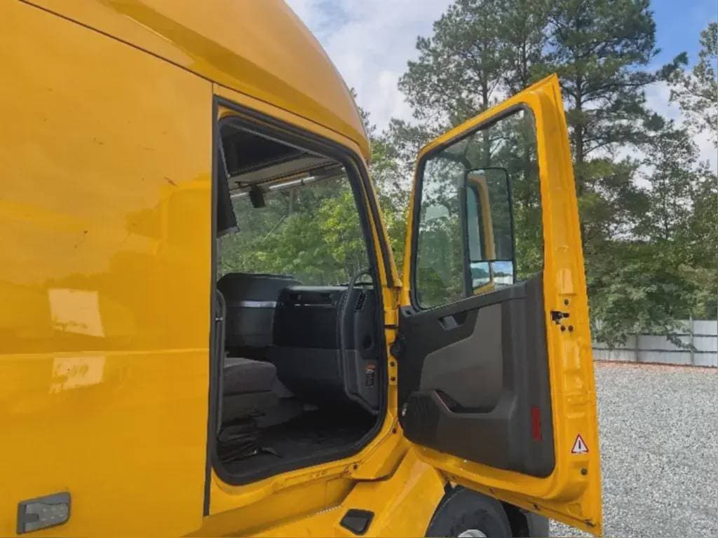 2022 Volvo VNL image 7