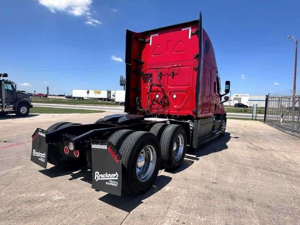 2022 Freightliner Cascadia 126 image 2
