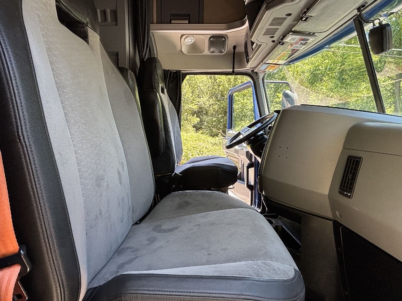 2019 Mack Anthem image 22