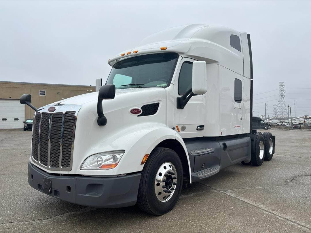 2021 Peterbilt 579 image 1