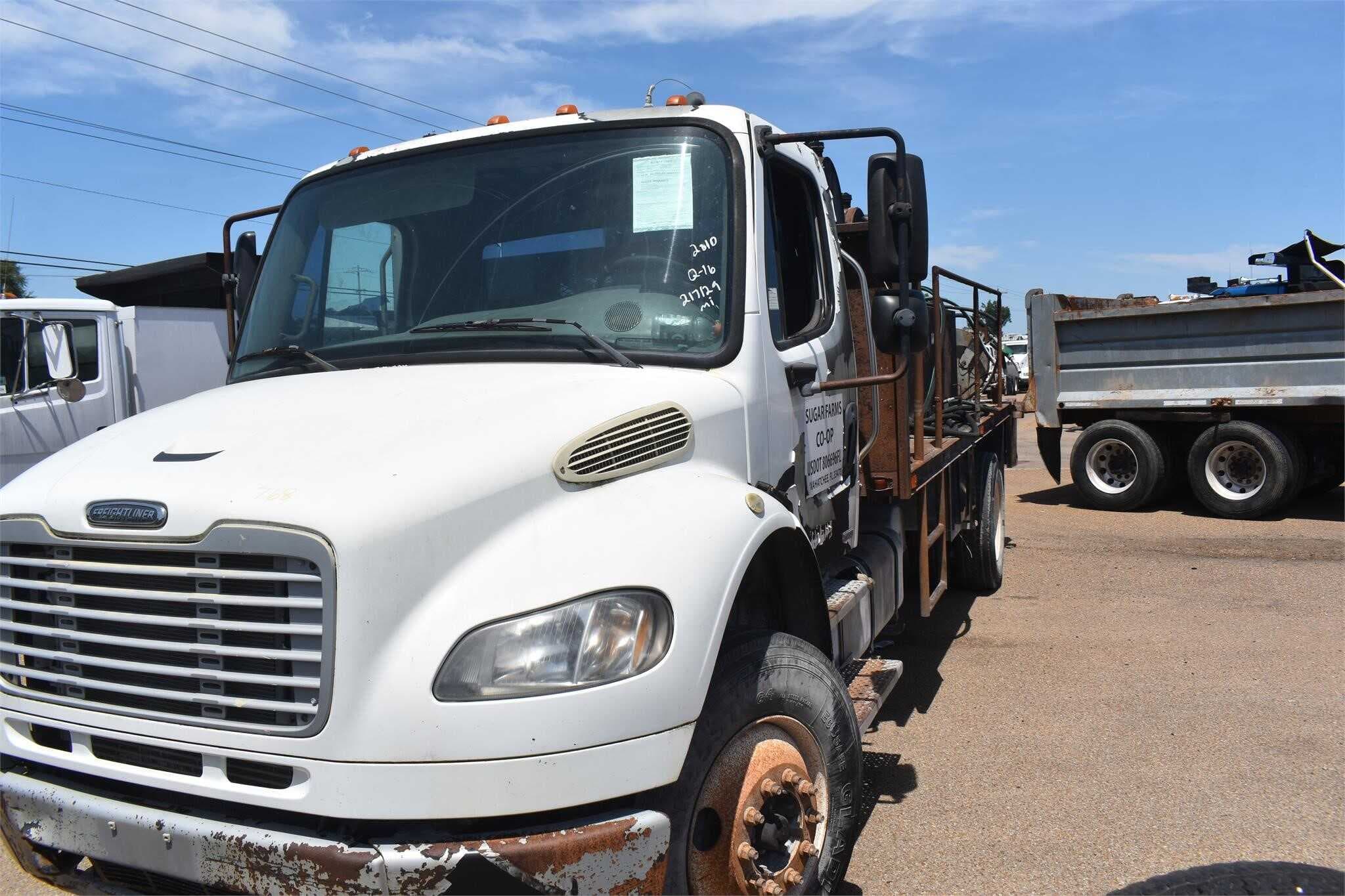2010 Freightliner M2 106 image 2