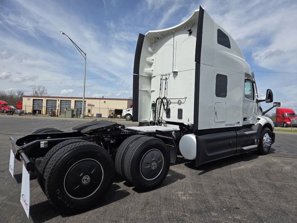 Used 2023 PETERBILT 579 image 9
