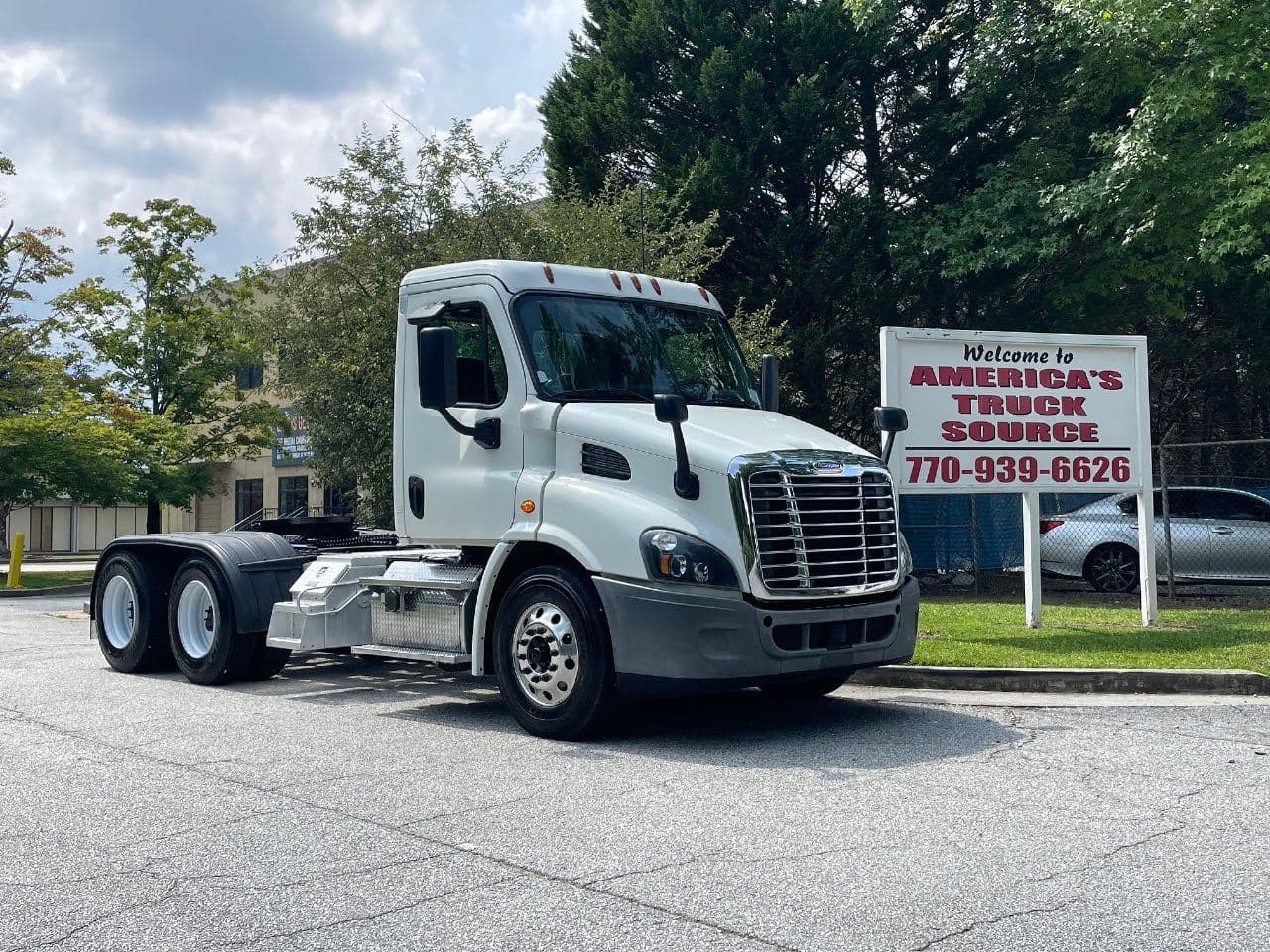 2019 Freightliner Cascadia 113 image 1