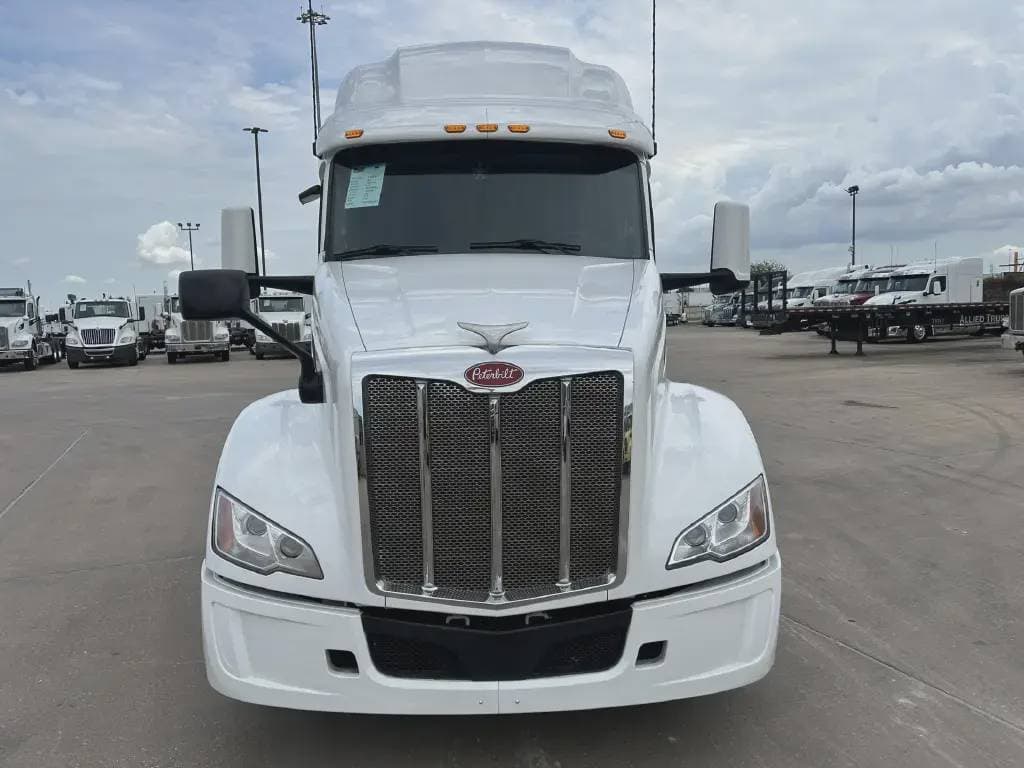 2022 Peterbilt 579 image 3